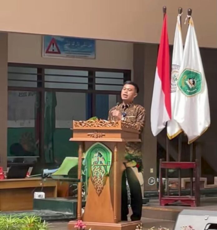 Walikota blitar syaukhul muhibin acara pelepasan kkn mahasiwa unisba di aula kampus unisba jl.imam bonjol