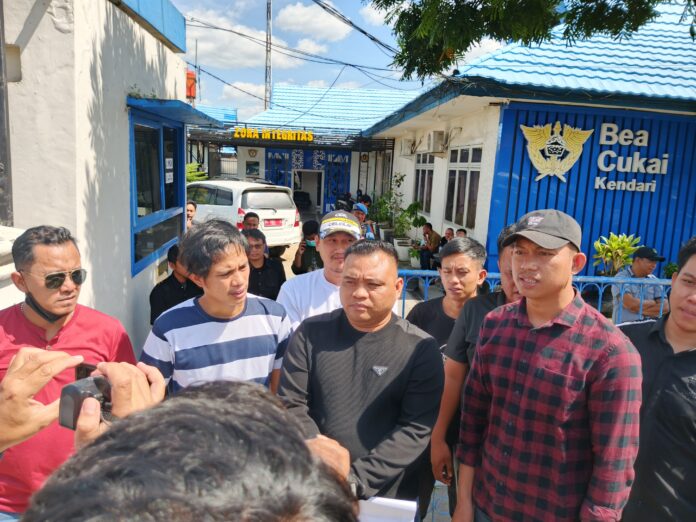Aksi demonstrasi di depan Kantor Pengawasan dan Pelayanan Bea dan Cukai (KPPBC) TMP C Kendari, Kamis (17/7).