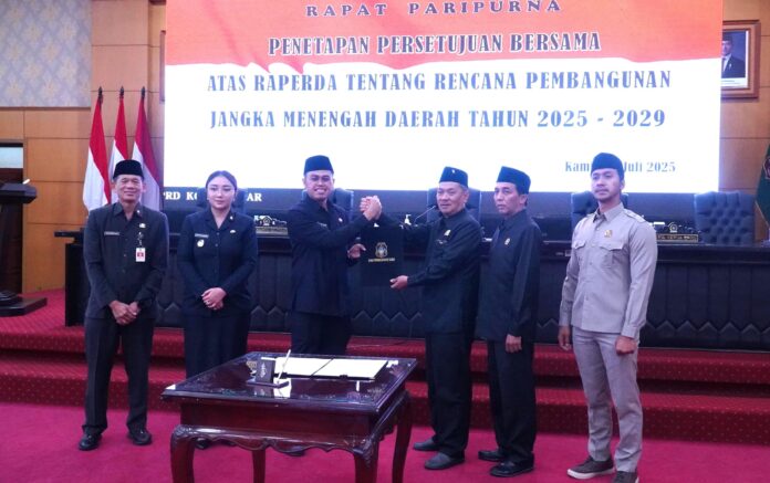 Walikota blitar Syauqul Muhibbin hadiri rapat paripurna dprd kota blitar.