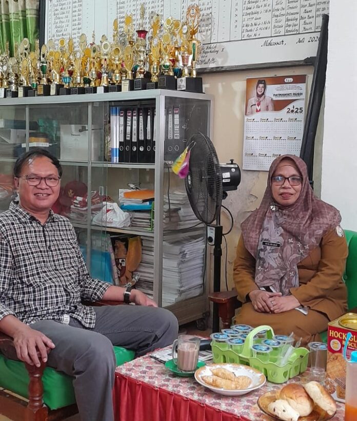 Diskusi konsep SALAM TEMPEL pun dilakukan oleh Kepala UPT SPF SD Inpres Rappokalling 2, Hairiah, S.Pd dengan pegiat Sekolah Ramah Anak (SRA), Rusdin Tompo.