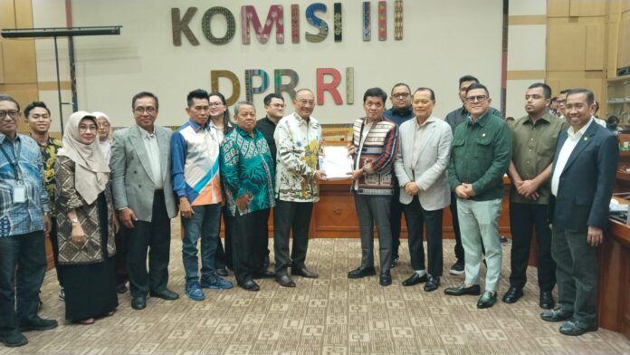 Ketua Umum MAHUPIKI, Firman Wijaya saat menyampaikan masukan kepada Komisi III DPR Terkait Pembahasan RUU KUHAP