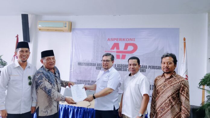Serah terima pimpinan sidang sementara kepada pimpinan sidang tetap munas ke II Asperkoni di Grha LPJK Arteri Jakarta, Kamis (24/7)