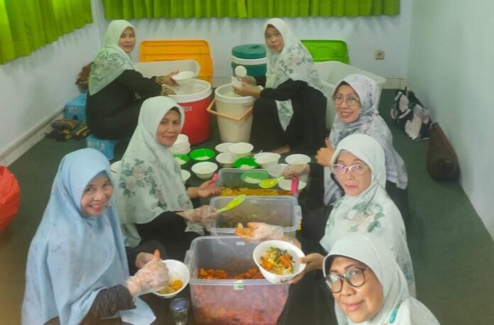 Yayasan Majlis Ta’lim Al-Mukarromah membagikan sekitar 500 Porsi paket nasi Prasmanan, Jumat (25/7)