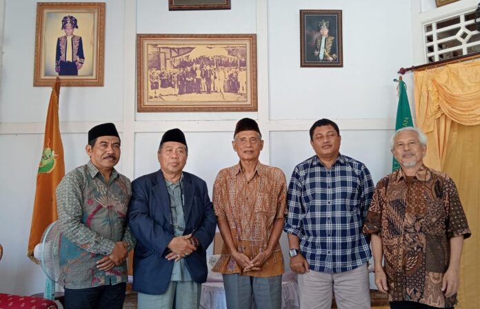 Haji Taufiq sapaan akrabnya, saat kunjungan ke kediaman Perdana Menteri Kesultanan Bacan, Rabu (23/7/2025) di Halmahera Selatan