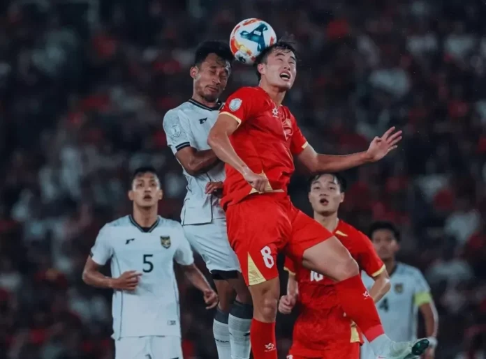 Duel Roby Darwis dengan pemain Vietnam.PSSI