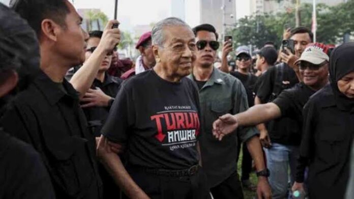 Mantan PM Malaysia Mahathir Mohamad menghadiri demonstrasi yang menuntut Perdana Menteri Malaysia Anwar Ibrahim untuk mundur di Kuala Lumpur, Malaysia, Sabtu (26/7/2025). Reuters