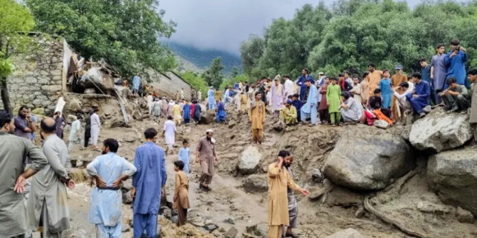 Orang-orang berkumpul di lokasi banjir bandang di Tehsil Salarzai di distrik Bajaur, Pakistan (Foto: AFP)