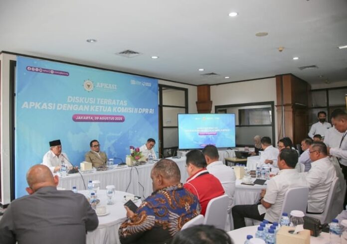 Diskusi terbatas hybrid dengan Dewan Pengurus Apkasi dari Kantor Apkasi Jakarta, Rabu (20/8).