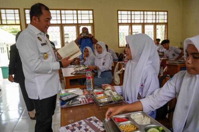 Kemenko Polkam saat meninjau pelaksanaan MBG di SMAN 10 Ternate, Selasa (26/8)