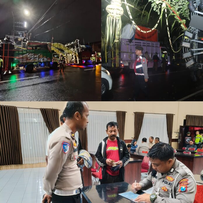 Puluhan truk yang mengangkut 'sound horeg' dalam acara karnaval di Desa Kedawung, Kecamatan Nglegok diamankan polisi.