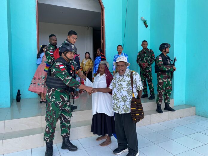 Satgas Pamtas RI-PNG Yonif 511/DY Laksanakan Ibadah di Gereja Ebenheizer Bersama Warga