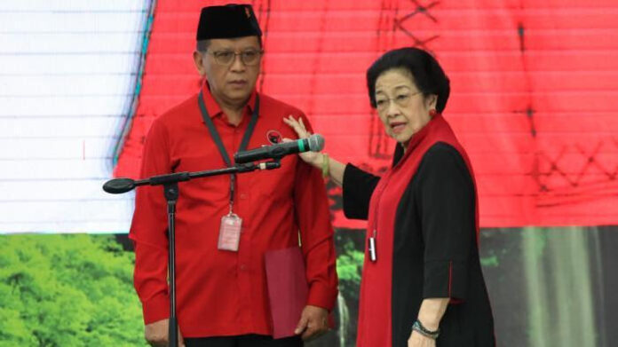 Ketua Umum DPP PDI Perjuangan (PDIP), Megawati Soekarnoputri kembali melantik Hasto Kristiyanto sebagai Sekretaris Jenderal DPP PDIP masa bakti 2025-2030 di Kantor DPP PDIP, Jalan Diponegoro 58, Menteng, Jakarta Pusat pada Kamis (14/8/2025) siang. (Dokumentasi PDIP/Monang Sinaga)