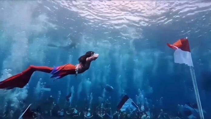 Aksi Gubernur Malut Kibarkan Merah Putih di Bawah Laut