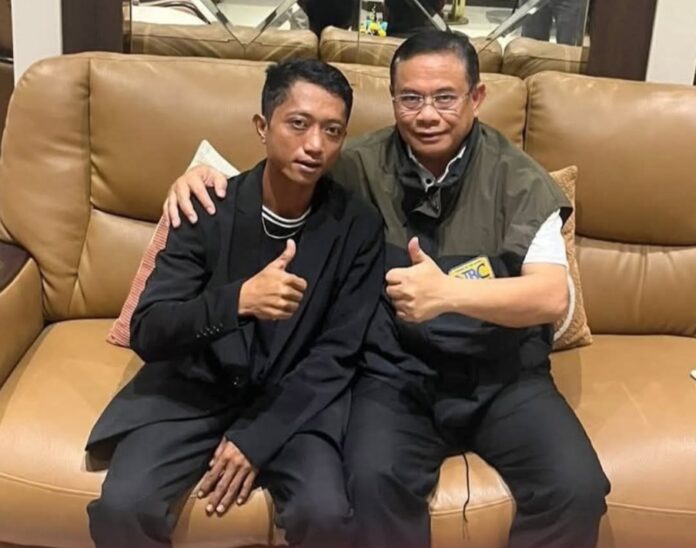 Inisiator Utama Aliansi Masyarakat Pati Bersatu Ahmad Husein bersama dengan Bupati Sudewo. Ist