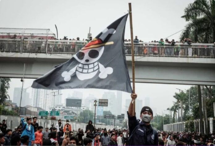 Bendera 'One Piece' Berkibar di Aksi Demo DPR. Foto: merdeka.com