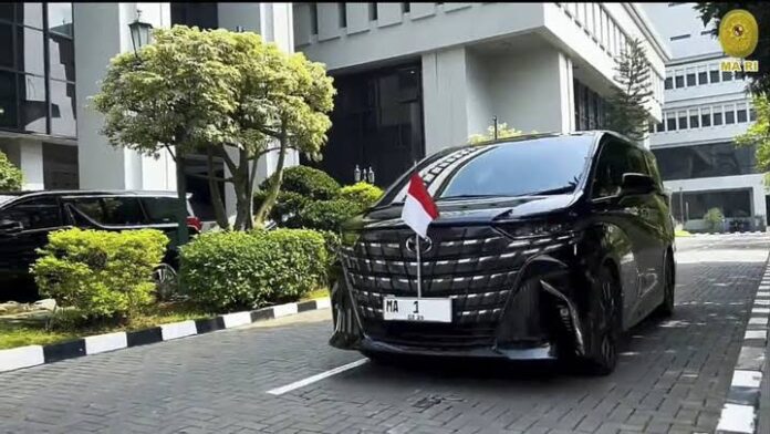 Mobil Dinas Ketua Mahkamah Agung berubah dari RI 8 menjadi MA 1. Foto: YouTube/ Mahkamah Agung Republik Indonesia