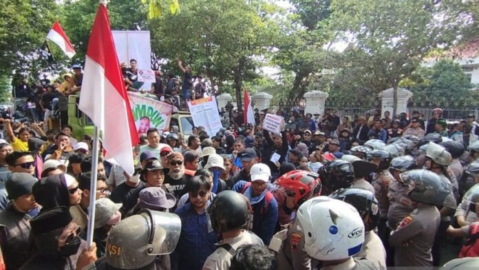 Aksi unjuk rasa warga Kabupaten Pati, Jawa Tengah, yang tergabung dalam Masyarakat Pati Bersatu (MPB) untuk menuntut Bupati Pati Sudewo lengser dari jabatannya di depan kantor DPRD Pati, Jumat (19/9/2025). (ANTARA/Akhmad Nazaruddin Lathif)