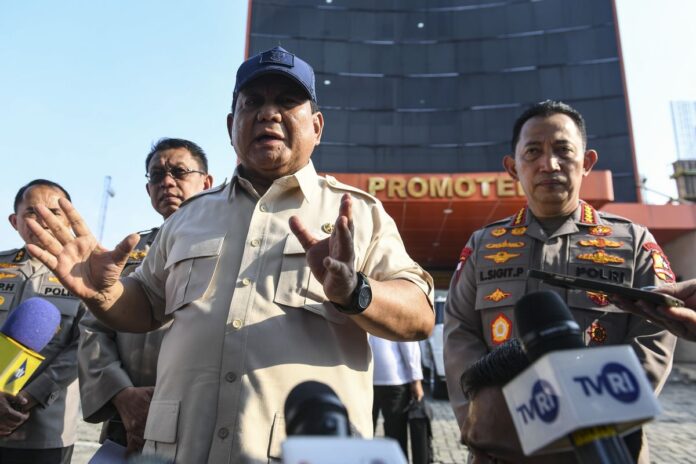 Presiden Prabowo usai menjenguk 17 polisi dan masyarakat yang menjadi korban demo rusuh di RS Polri, Jakarta Timur, Senin (1/9/2025). Foto: kompascom