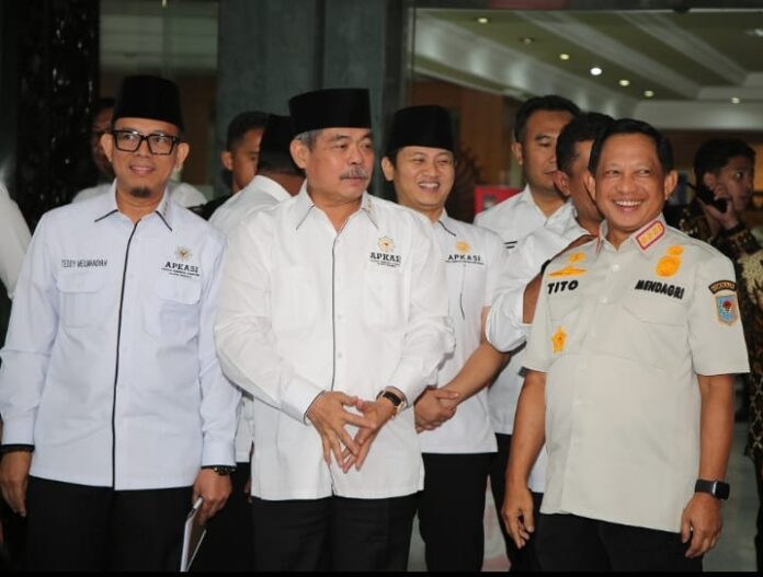Ketua Umum Apkasi, Bursah Zarnubi (tengah)