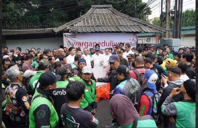 Aksi bagi sembako tahap II untuk masyarakat oleh Komunitas aktivis 1998 dan alumni Kelompok Cipayung, 98 Resolution Network pada Sabtu (20/9).