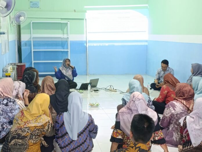 Giat Pembekalan Penjamah Makanan di Dapur Jumbleng, Losarang, Indramayu. Senin (22/9)