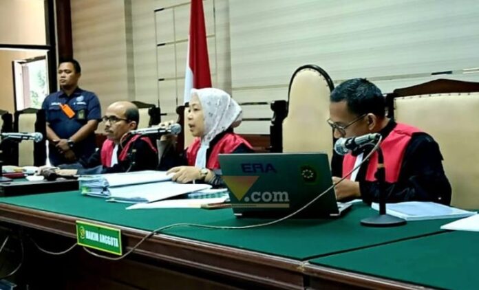 Sidang kasus dugaan korupsi proyek Dam Kali Bentak Kabupaten Blitar kembali digelar di Pengadilan Tipikor Surabaya. Foto: Arifin/aputraindonews