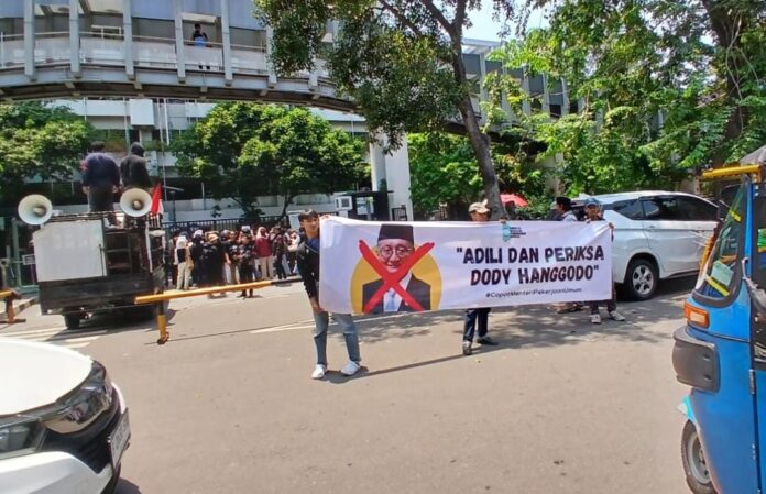 Aksi unjuk rasa oleh Komunitas Mahasiswa Peduli Pembangunan Indonesia (KMPPI) di Kementerian PU, Jakarta Selatan, Jumat (26/9). Foto: Sarifudin Budiman