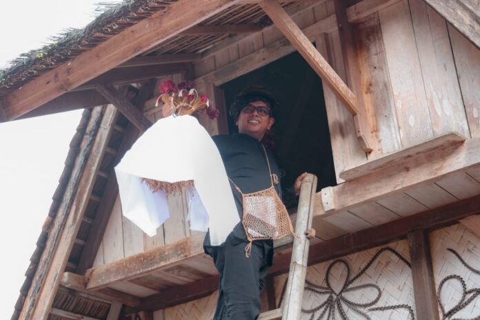 Prosesi Ngimahkeun Pare ka Leuit Adat pada tradisi adat tahunan Seren Taun Kasepuhan Cisungsang di Kecamatan Cibeber, Kabupaten Lebak, Minggu (28/9).