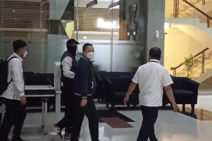 Direktur PT Wahana Adyawarna (WA) Menas Erwin Djohansyah dijemput paksa Komisi Pemberantasan Korupsi (KPK) terkait kasus dugaan suap pengurusan perkara di Mahkamah Agung (MA) pada Rabu (24/9/2025). Foto: Kompas.com/Haryanti Puspa Sari