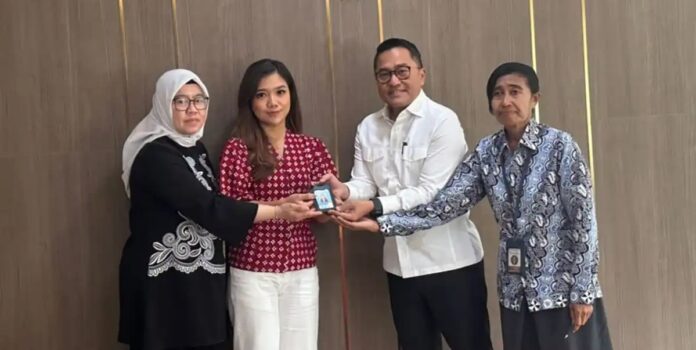 Wartawan CNN Indonesia Diana Valencia (tengah) menerima kembali ID liputan Istana usai pertemuan dengan Biro Pers Sekretariat Presiden di Kompleks Istana Kepresidenan Jakarta, Senin (29/9).
