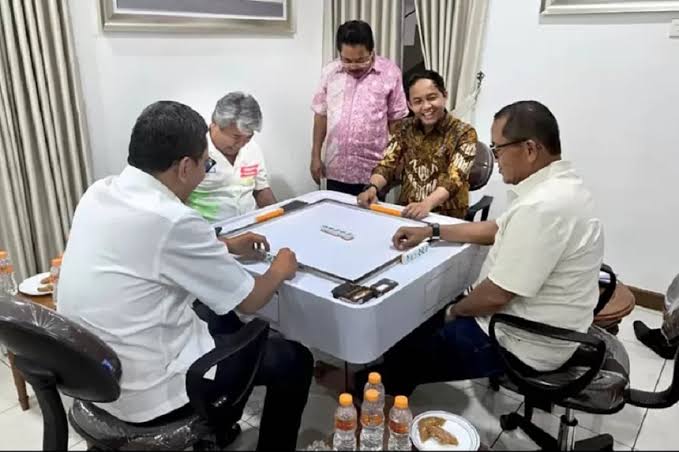 images (74) Menteri Raja Juli saat Main Domino Bersama Tersangka Pembalakan Liar
