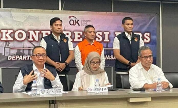 Adrian Gunadi (pakai rompi orange) yang ditangkap usai buron ke Qatar. (foto:finansialbisnis/mistar)