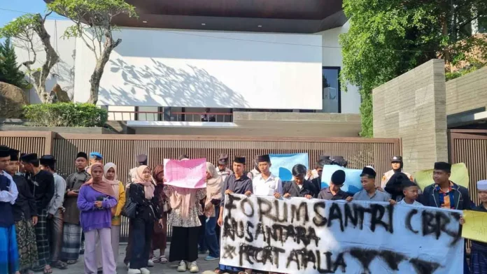Puluhan santri melakukan aksi di depan kediaman Atalia Praratya di Jalan Gunung Kencana, Ciumbuleuit, Kota Bandung, Selasa (14/10/2025). /