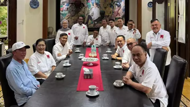 68fbfb010ceab-budi-arie-bersama-jajaran-pengurus-dewan-pimpinan-pusat-dpp-projo-sowan-ke-rumah-jokowi_665_374 Budi Arie bersama jajaran pengurus Dewan Pimpinan Pusat (DPP) Projo sowan ke rumah Jokowi. Sumber : Instagram/Budi Arie