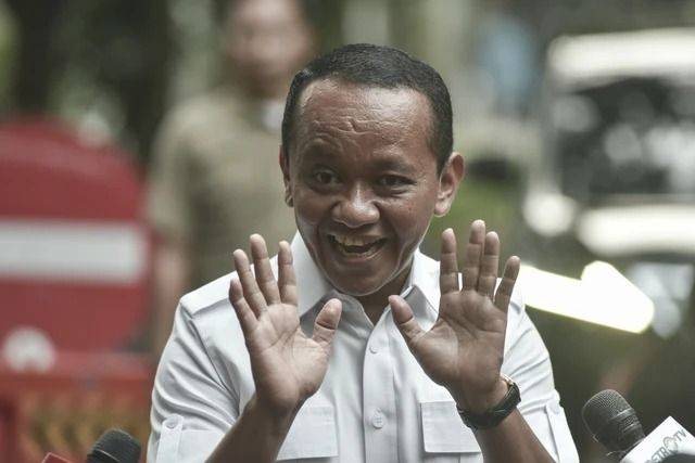 _8031_Meme-Bahlil-Lahadalia-Jadi-Kontroversi--Pakar-Hukum-Ingatkan-Pejabat-Publik-Harus-Terima-Kritik Menteri Energi dan Sumber Daya Mineral (ESDM) Bahlil Lahadalia memberikan keterangan kepada wartawan usai rapat terbatas di Kertanegara, Jakarta Selatan, Minggu (19/10/2025). (Foto: Fakhri Hermansyah/ANTARA FOTO)