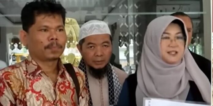 Tifauzia Tyassuma alias Dokter Tifa bersama Bonatua Silalahi. (Foto: YouTube Official Inews)