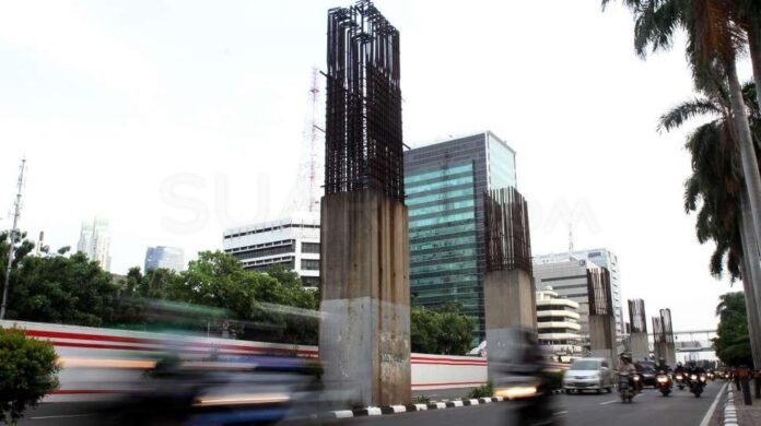 Kendaraan melintas di dekat tiang monorel di Jalan HR Rasuna Said, Kuningan, Jakarta. Foto: Jakarta.suara.com
