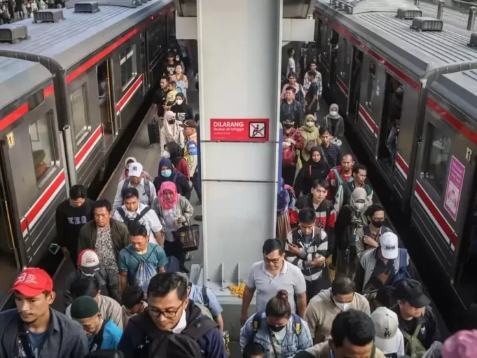 Ilustrasi - kondisi stasiun kereta commuter line (KRL)