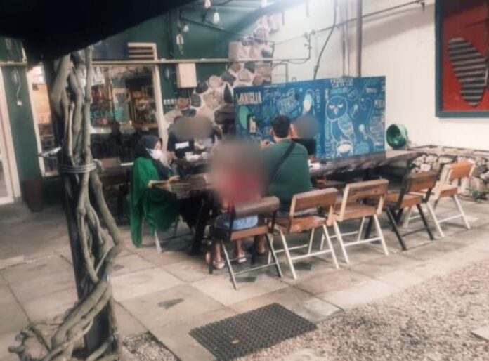 Foto pertemuan diduga ketua Badan Kehormatan dengan anggota dewan PDIP. Istimewa