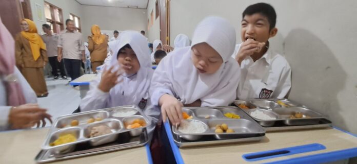 Siswa autis hiperaktif SLB Patriot Tasikmalaya saat menyantap MBG