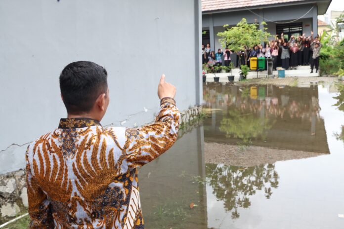 Gubernur Banten Andra Soni saat meninjau SMAN 15 Kota Tangerang yang kerap banjir, kamis (2/10)