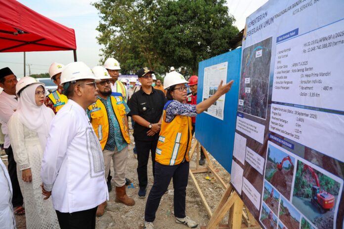 Pekerjaan pengendalian banjir Sungai Cibanten di Jalan Irigasi Margaluyu, Kecamatan Kasemen