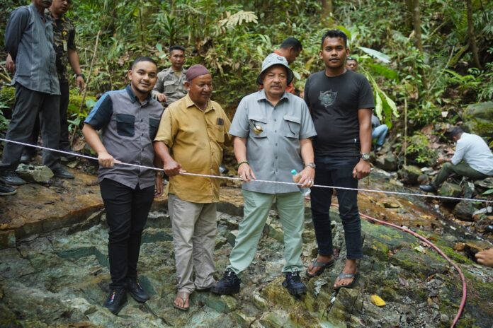 IMG-20251023-WA0023 Bupati Nagan Raya, Dr. TR. Keumangan, S.H., M.H., bersama unsur Forkopimda meninjau langsung lokasi penemuan batu giok raksasa, di kawasan Kecamatan Beutong, Kamis (23/10/2025).