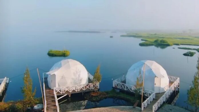 glamping yang menjadi lokasi tragedi bulan madu maut yang menewaskan Cindy Desta Nanda dan membuat suaminya Gilang Kurniawan kritis. (Foto: Tangkap Layar Video Reels Instagram Lake Side Alahan Panjang)