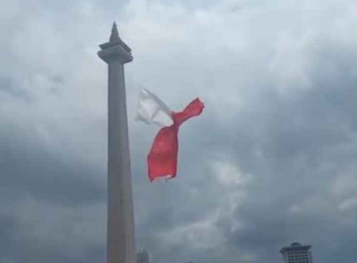 Momen Bendera Raksasa Merah Putih Terbelah