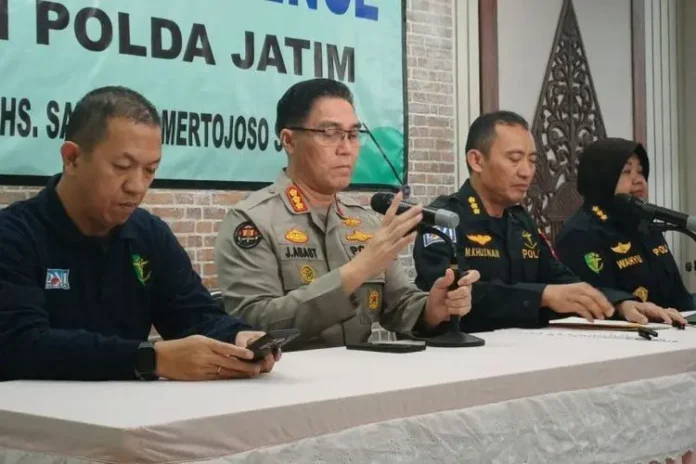 Kabid Humas Polda Jatim Kombes Pol Jules Abraham Abast (kedua kiri) saat memberi keterangan di RS Bhayangkara, Surabaya, Kamis (9/10/2025). (Foto: Antara/HO-MJU)