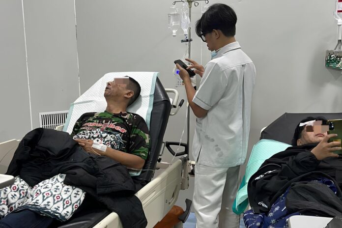 Petugas dari rumah sakit daerah saat merawat sejumlah korban penyiraman air keras di Tangserang Selatan. ANTARA/HO-Polres Tangerang Selatan.