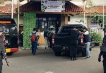 Densus 88 Selidiki Dugaan Terorisme dalam Kasus Ledakan di SMAN 72 Jakarta Sejumlah petugas kepolisian berjaga di gerbang SMAN 72 Jakarta usai terjadi ledakan di dalam masjid sekolah/Antara/