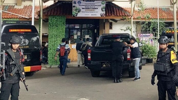Sejumlah petugas kepolisian berjaga di gerbang SMAN 72 Jakarta usai terjadi ledakan di dalam masjid sekolah/Antara/