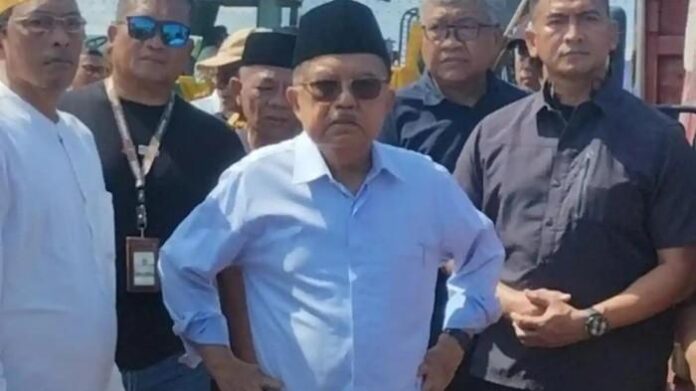 Jusuf Kalla meninjau lahan miliknya yang berlokasi di Jalan Metro Tanjung Bunga, Kota Makassar, Sulawesi Selatan pada Rabu (5/11/2025). Dirinya marah besar mengetahui tanahnya diambil alih PT Gowa Makassar Tourism Development (GMTD) Tbk, anak dari perusahaan Lippo Group. Foto: Instagram @Maze